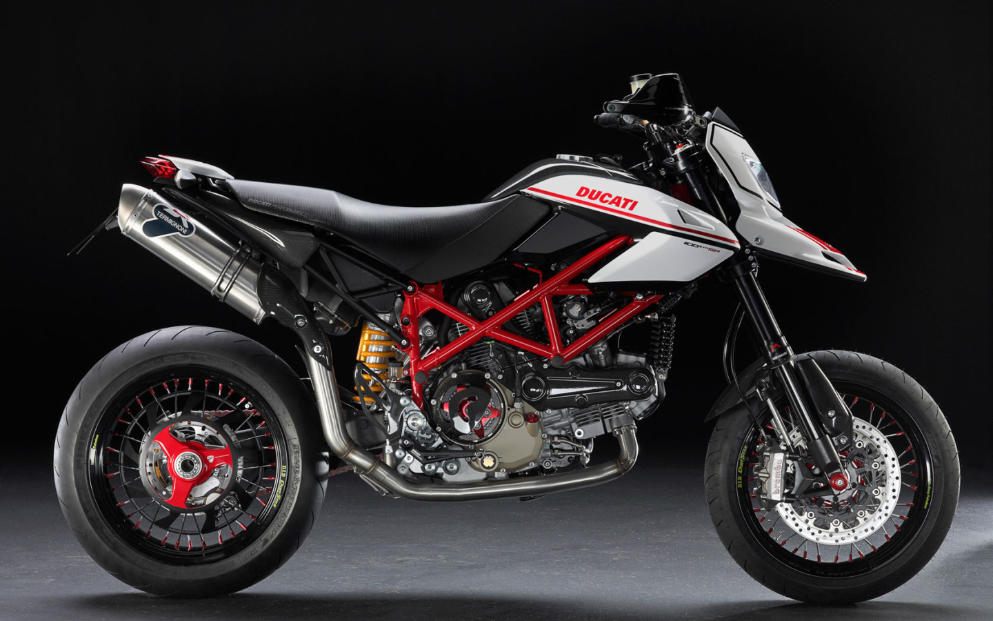 Новый мотоцикл на дороге Ducati Hypermotard