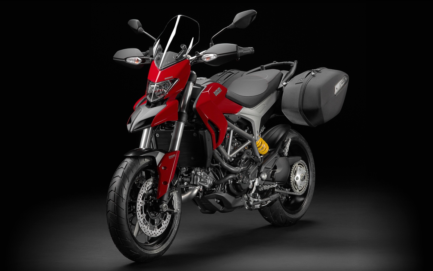 Новый мотоцикл на дороге Ducati Hyperstrada