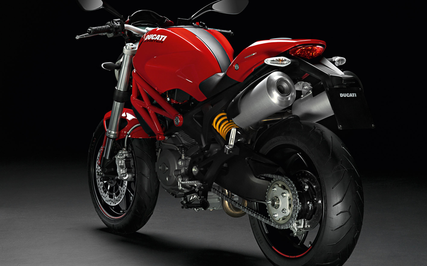 Новый мотоцикл на дороге Ducati Monster 796 Corse Stripe