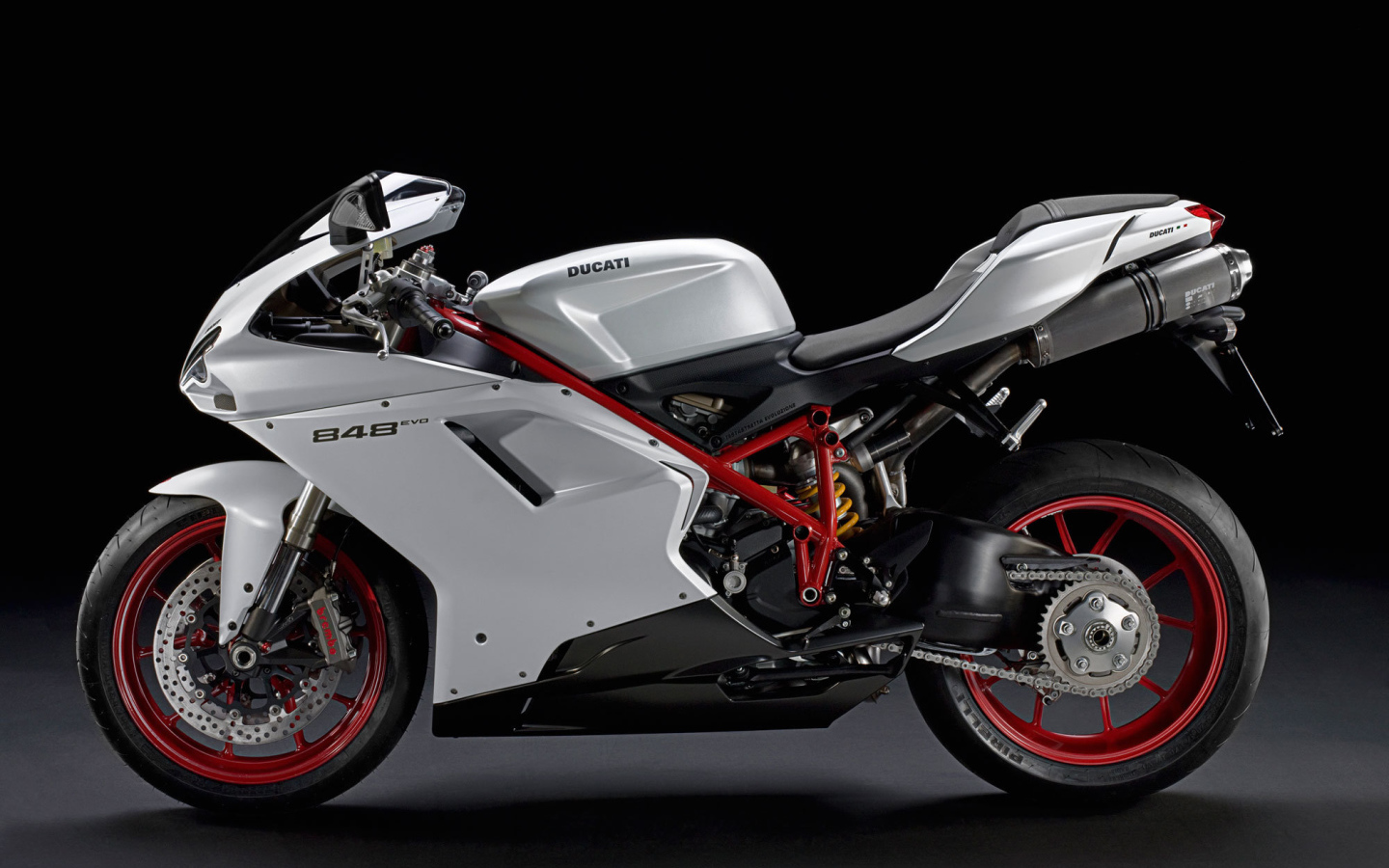 Новый мотоцикл на дороге Ducati Superbike 848 Evo
