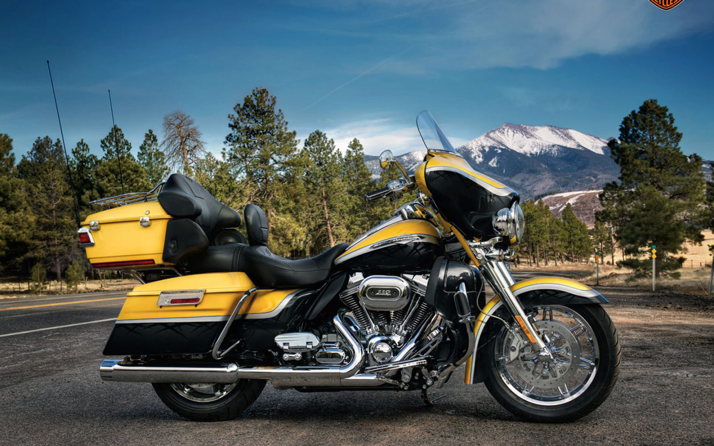 Новый мотоцикл на дороге Harley-Davidson CVO Electra Glide Ultra Classic