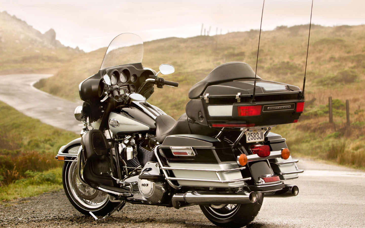 Новый мотоцикл на дороге Harley-Davidson Electra Glide Ultra Classic
