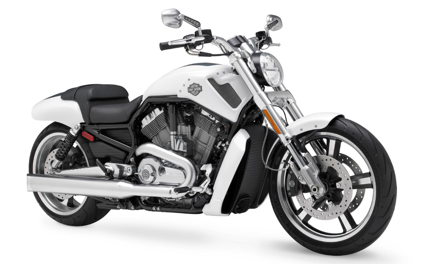 Новый мотоцикл на дороге Harley-Davidson V-Rod Muscle