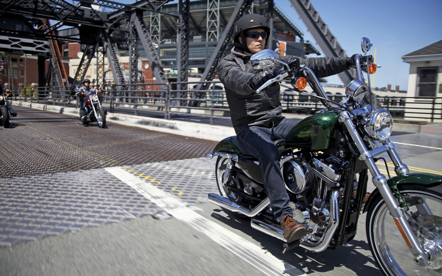 Новый мотоцикл на дороге Harley-Davidson XL 1200V Sportster Seventy-Two