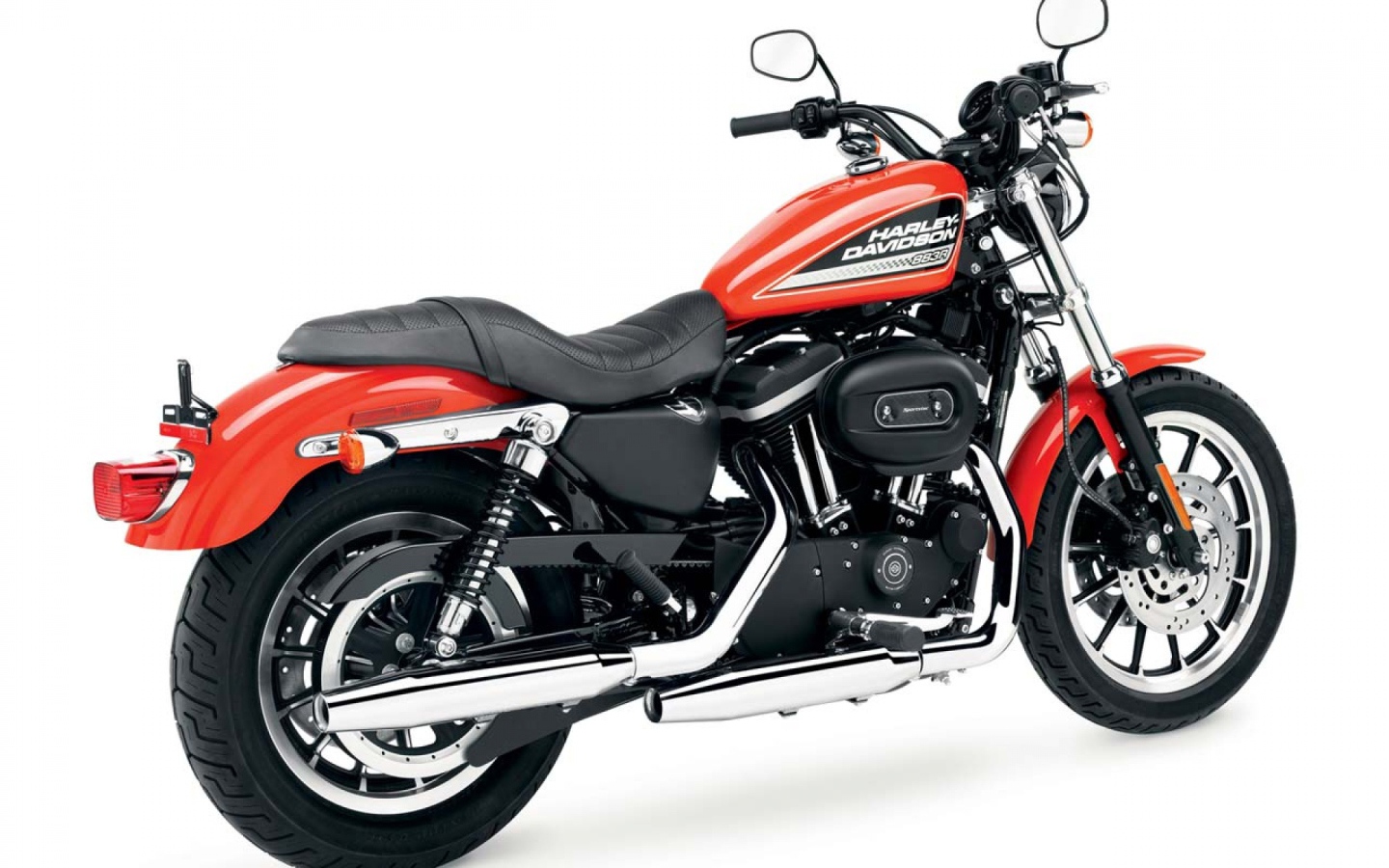 Новый мотоцикл на дороге Harley-Davidson XL 883R Sportster Roadster