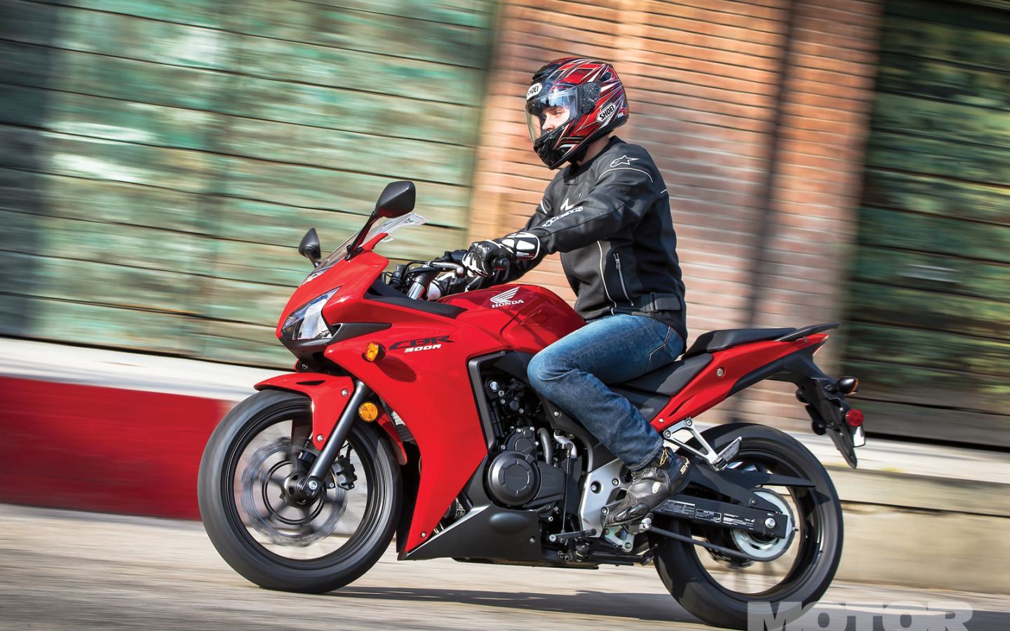 Новый мотоцикл на дороге Honda CBR 500 R