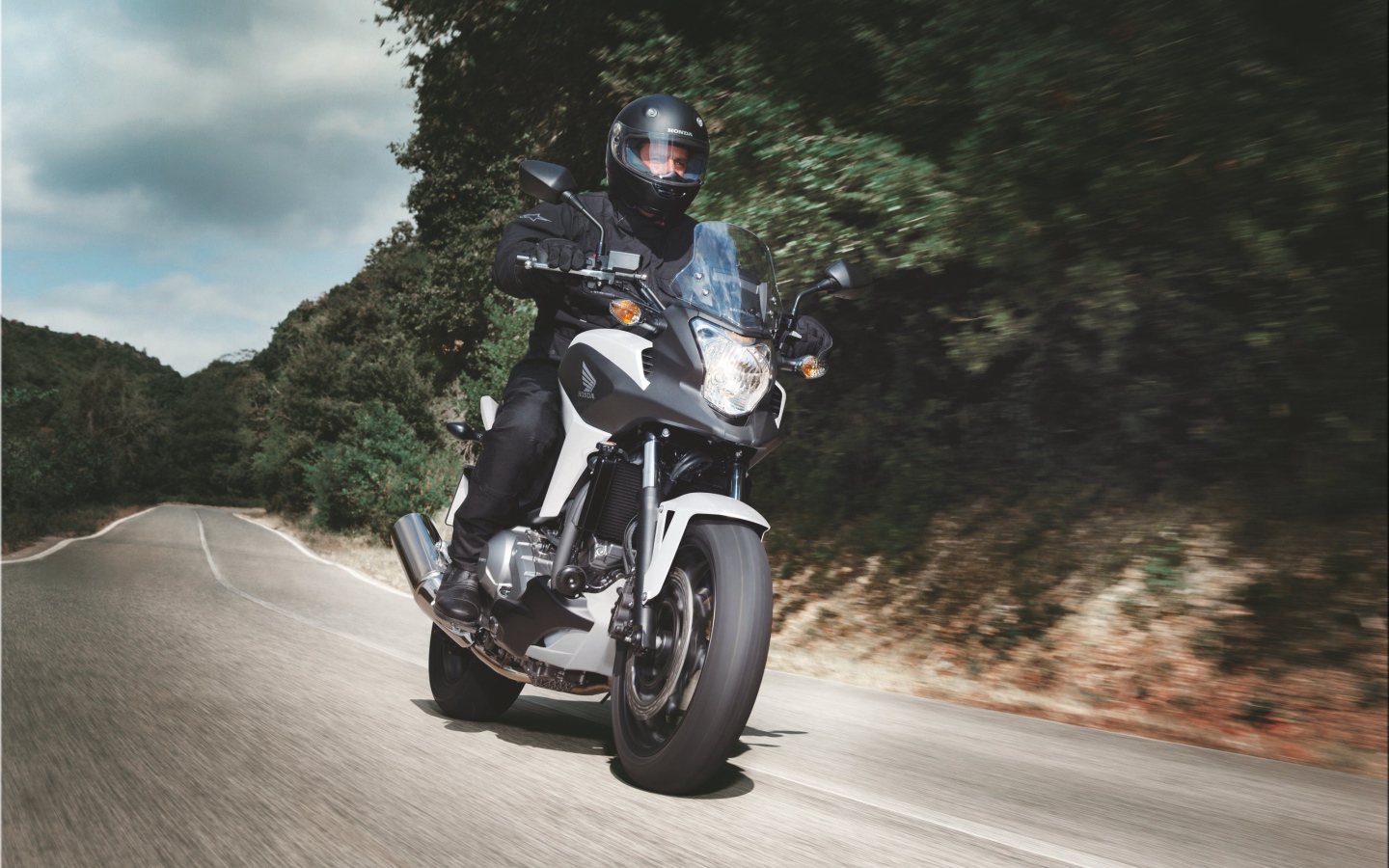 Новый мотоцикл на дороге Honda NC 700 X