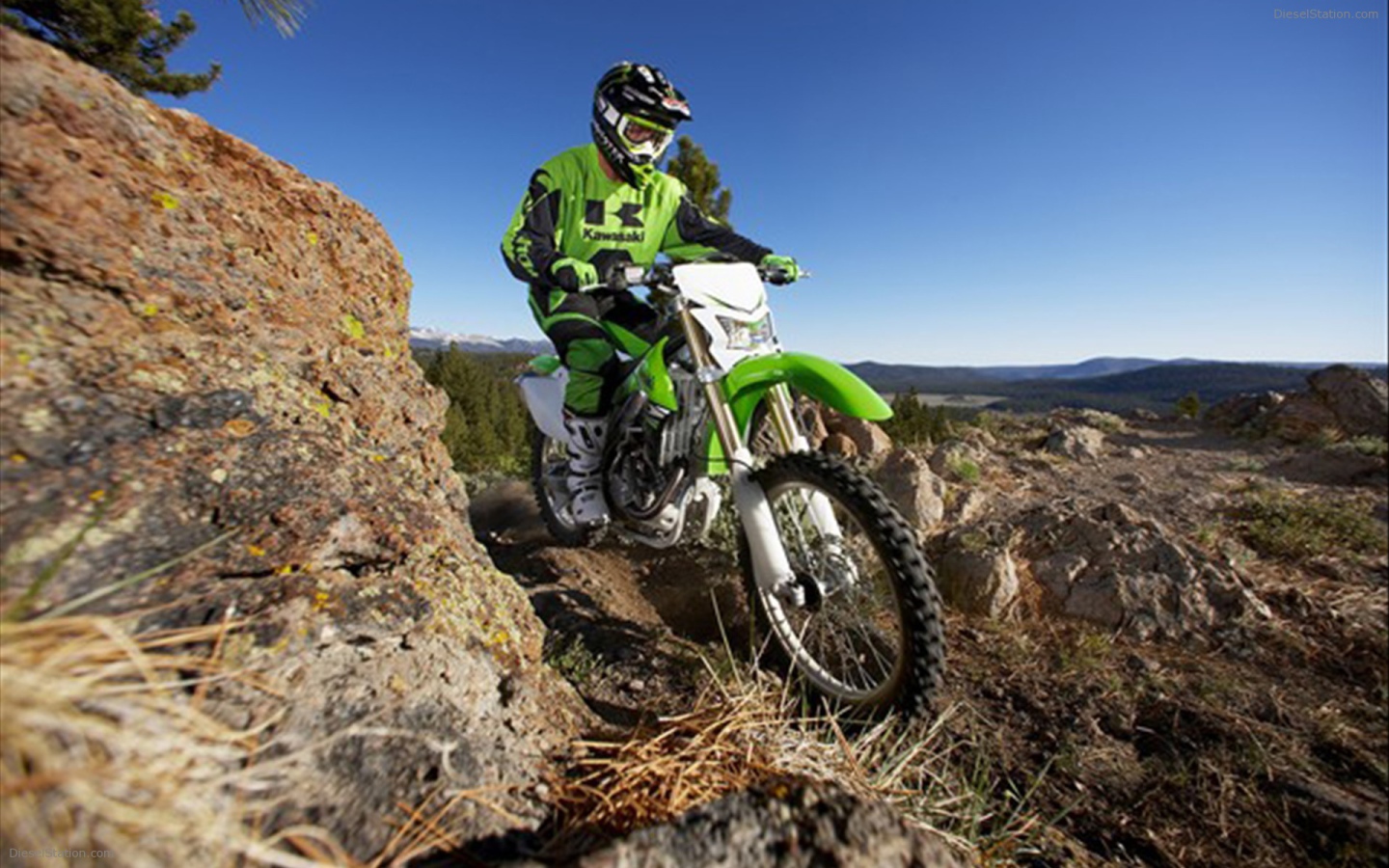 Новый мотоцикл на дороге Kawasaki KLX 450 R