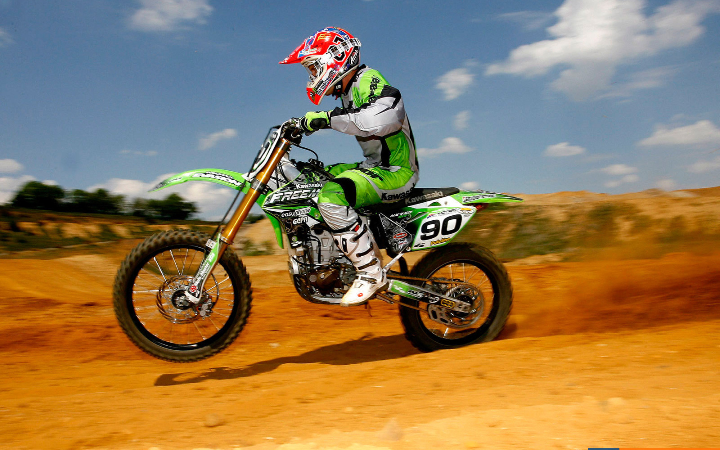Новый мотоцикл на дороге Kawasaki KX 450 F