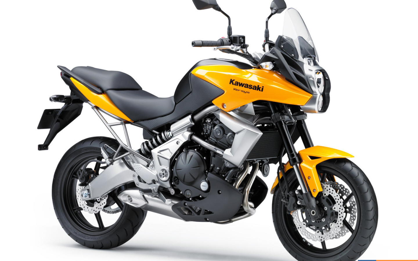 Новый мотоцикл на дороге Kawasaki Versys