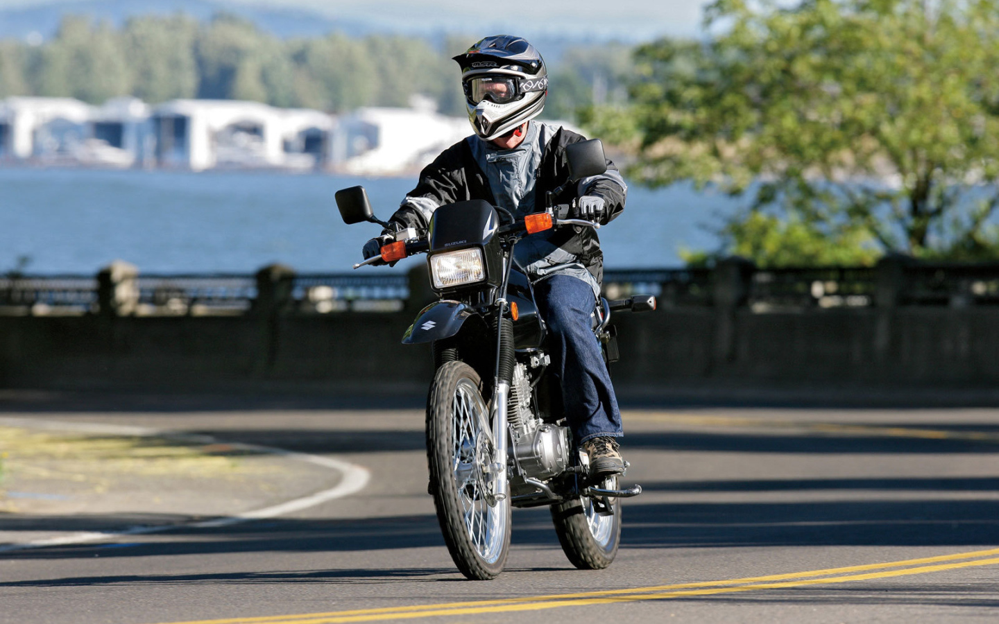 Новый мотоцикл на дороге Suzuki DR 200 SE