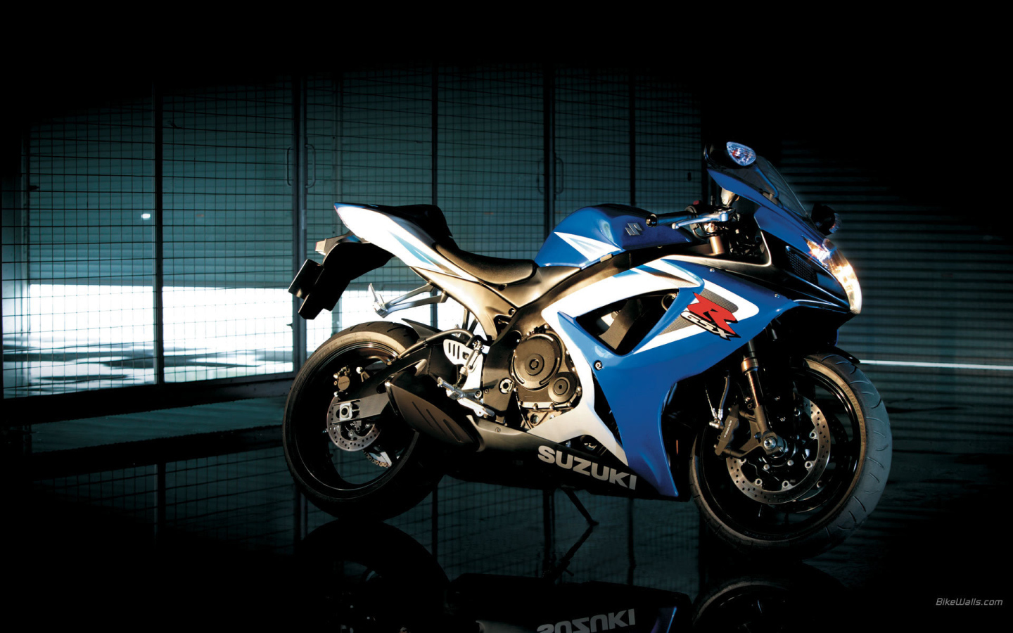Новый мотоцикл на дороге Suzuki  GSX-R 1000