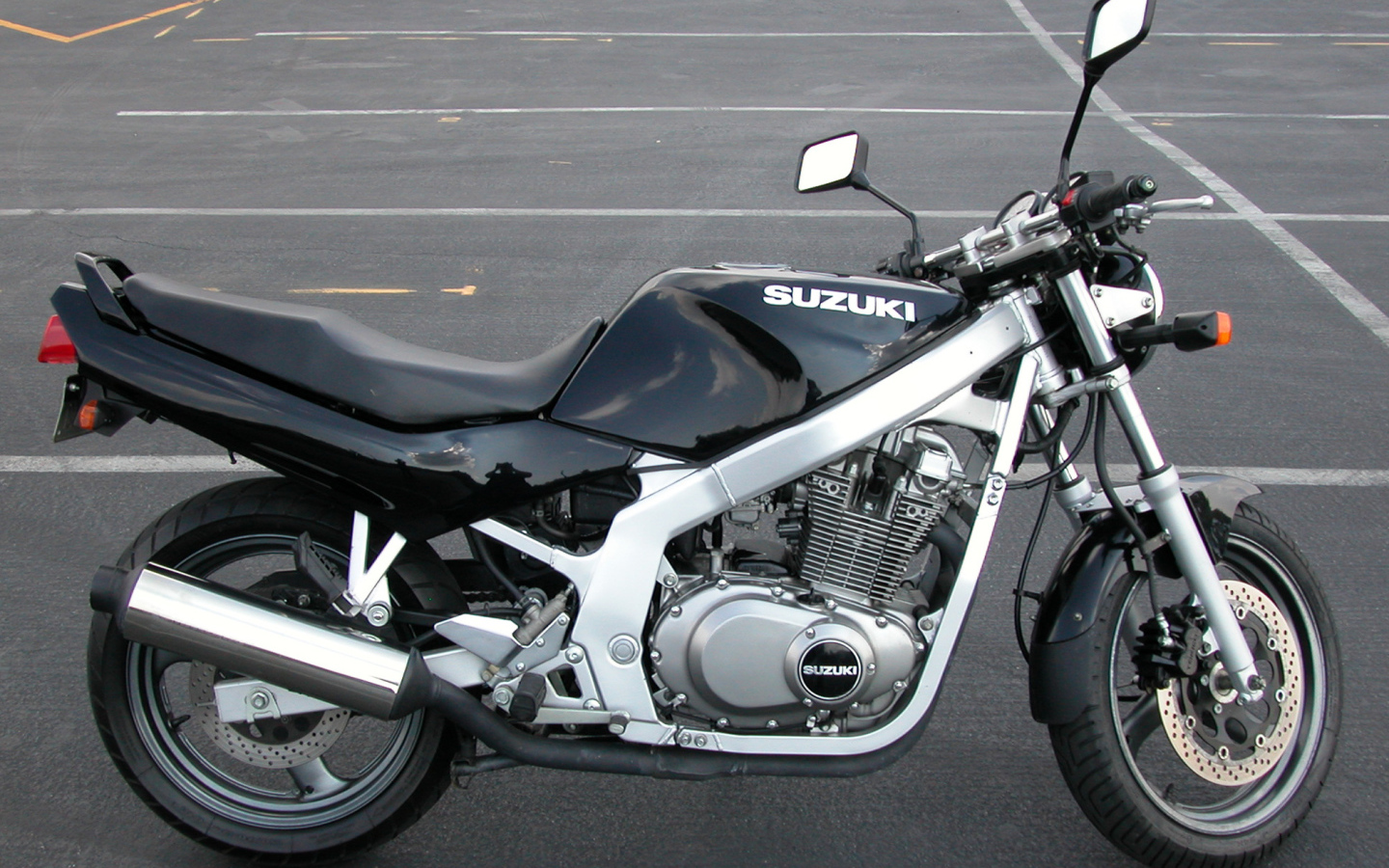 Новый мотоцикл на дороге Suzuki  GS 500