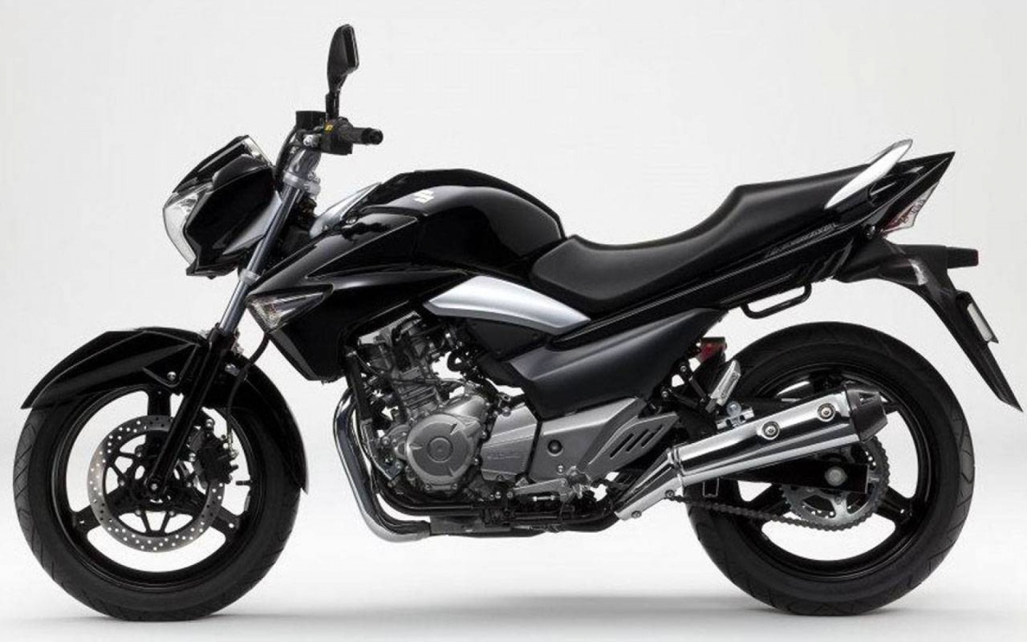 Новый мотоцикл на дороге Suzuki   Inazuma