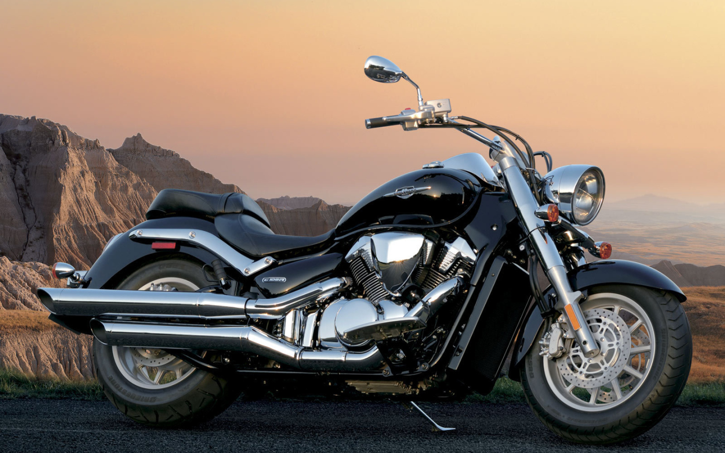 Новый мотоцикл на дороге Suzuki Intruder C1500T
