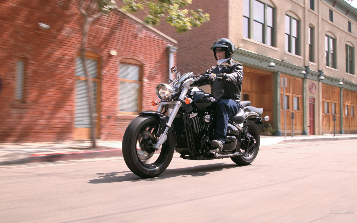 Новый мотоцикл на дороге Suzuki Intruder M800