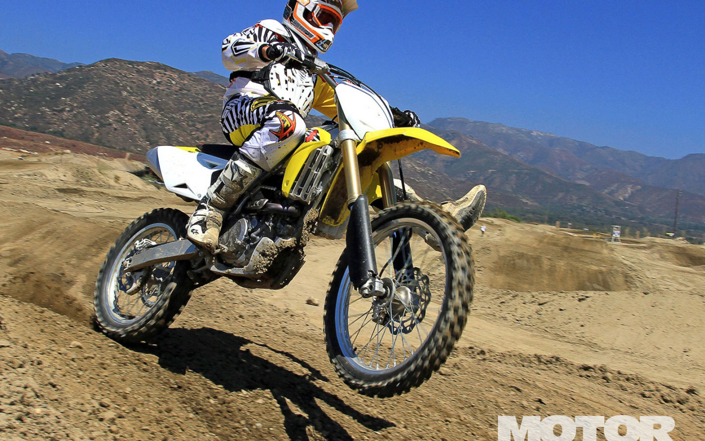 Новый мотоцикл на дороге Suzuki RMX 450 Z