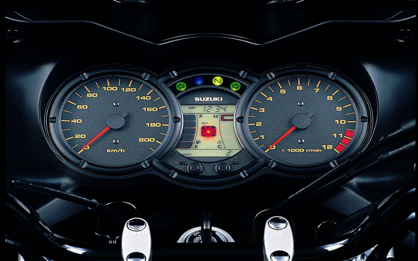 Новый мотоцикл на дороге Suzuki V-Storm 1000  DL