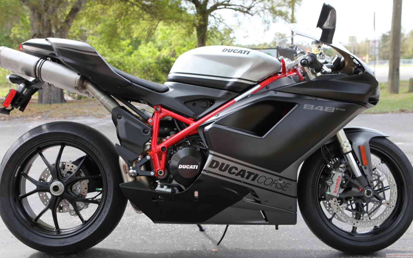 Надежный мотоцикл Ducati Superbike 848 Evo
