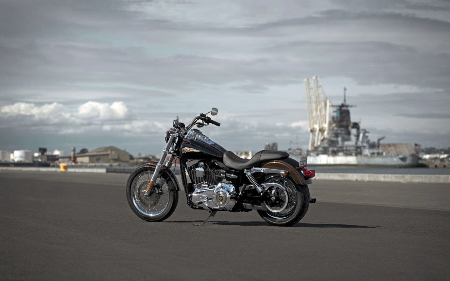 Надежный мотоцикл Harley-Davidson Dyna Super Glide Custom