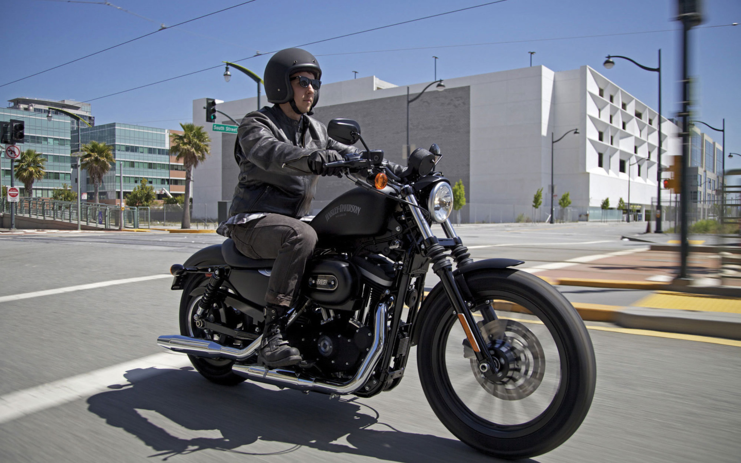 Надежный мотоцикл Harley-Davidson XL 883N Sportster Iron