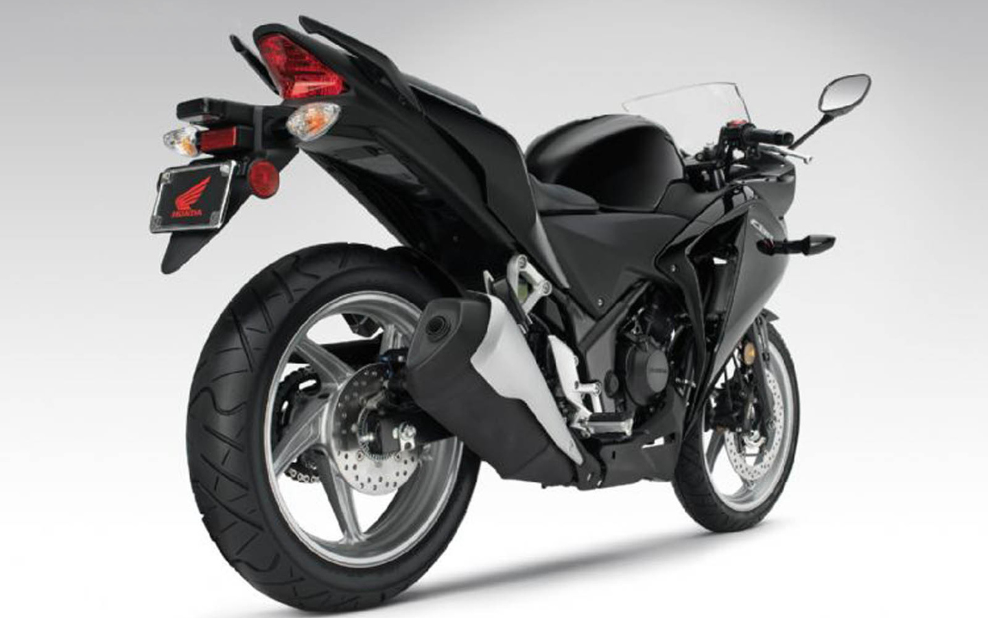 Быстрый мотоцикл Honda CBR 250 R