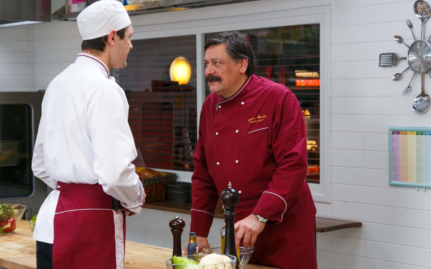 Шеф беседует с сотрудником в сериале Кухня