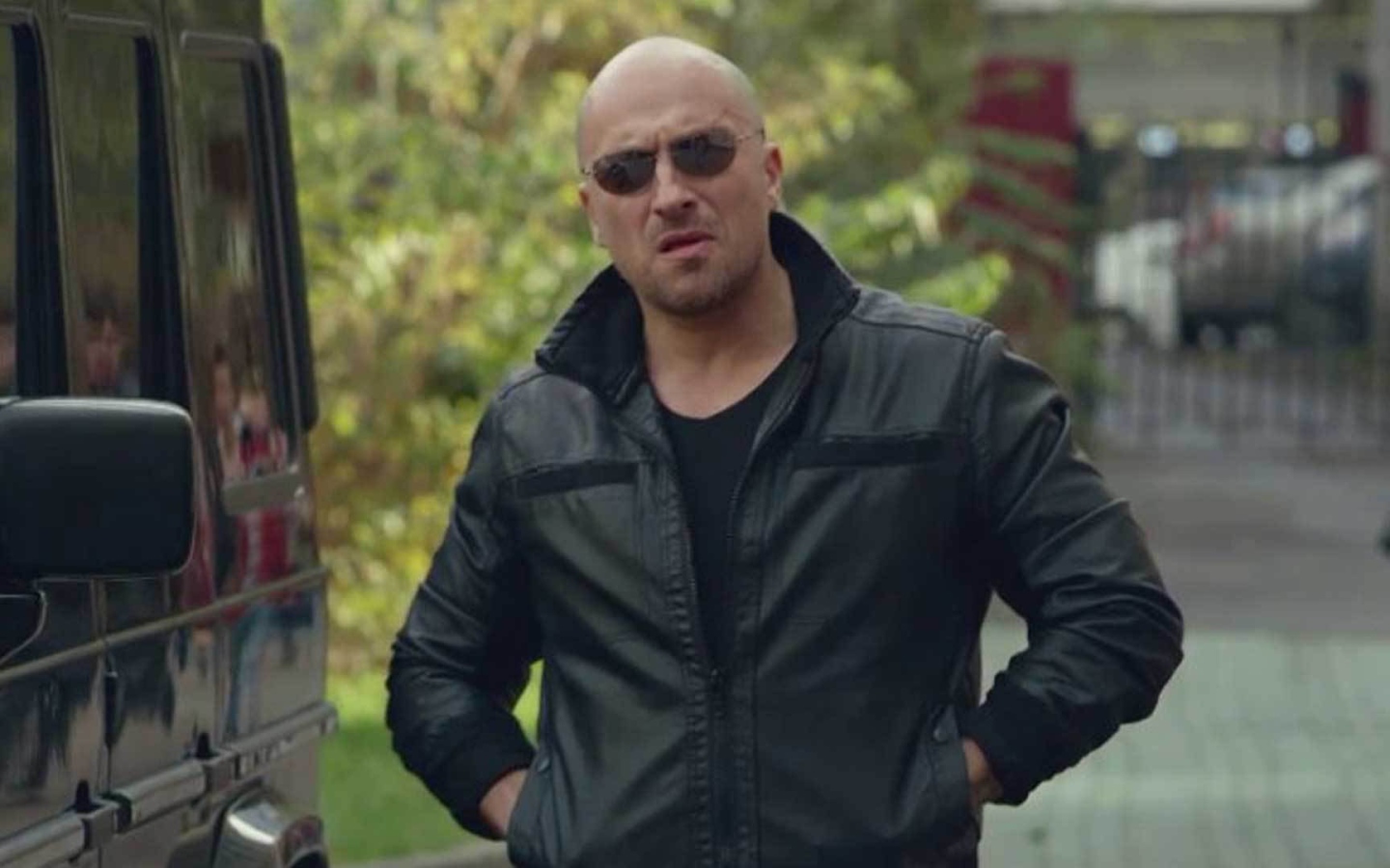 Физрук Фома возле гелика