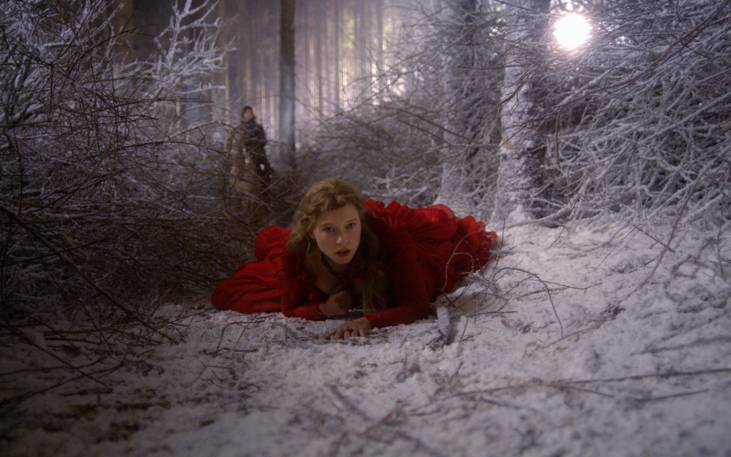 Красавица и чудовище девушка в красном платье