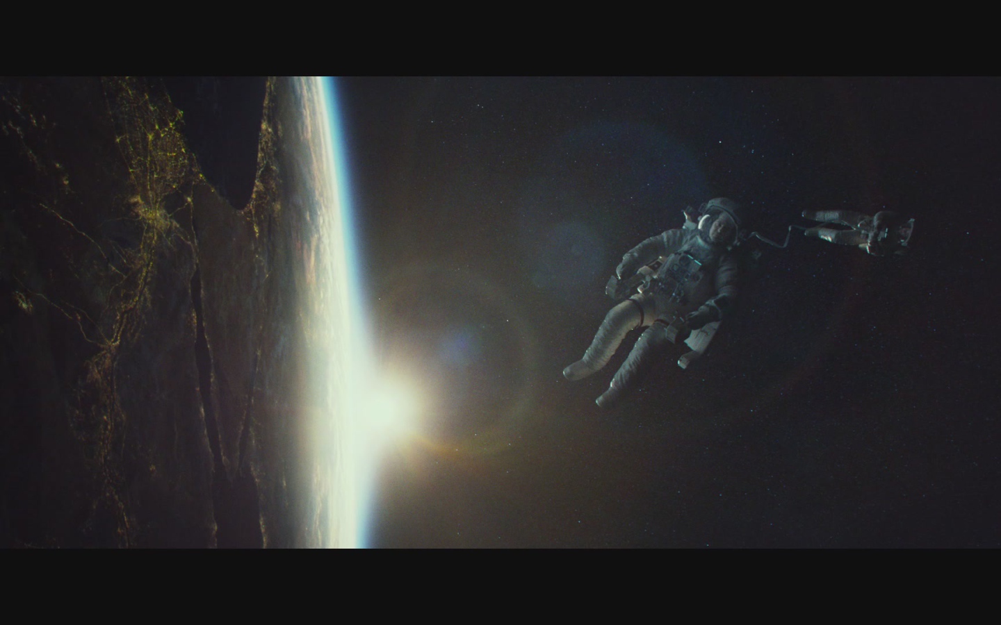 Отличный фильм Гравитация