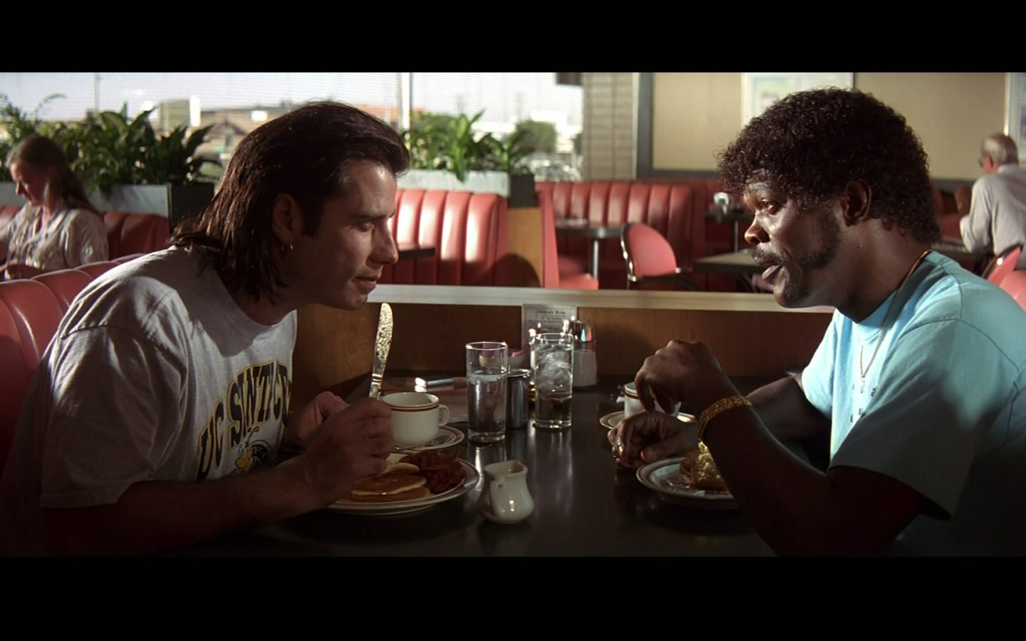 Актеры беседуют за обедом