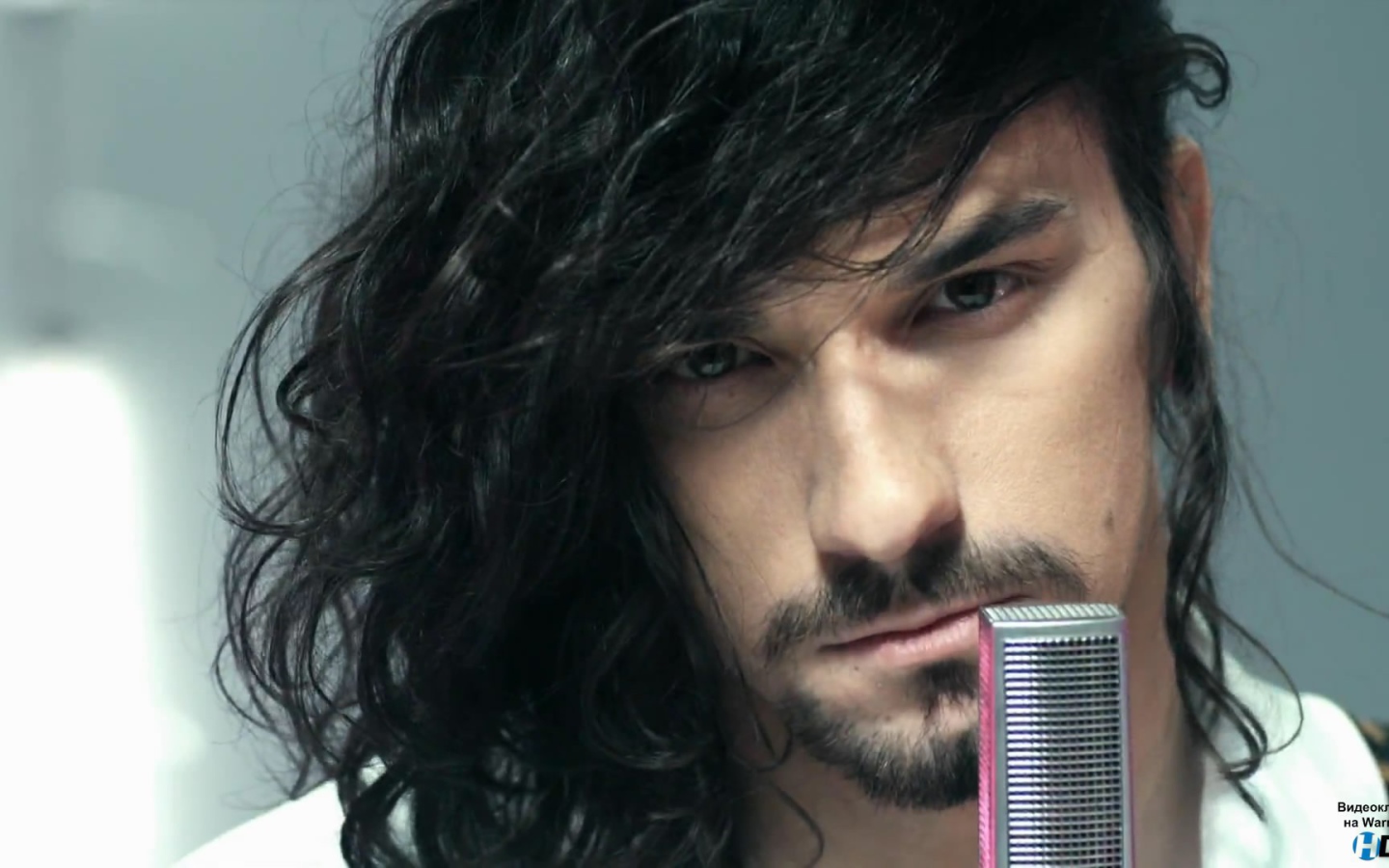 У микрофона солист Quest Pistols