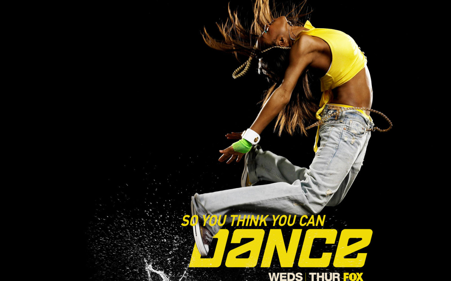 Танцовщица в желтой футболке