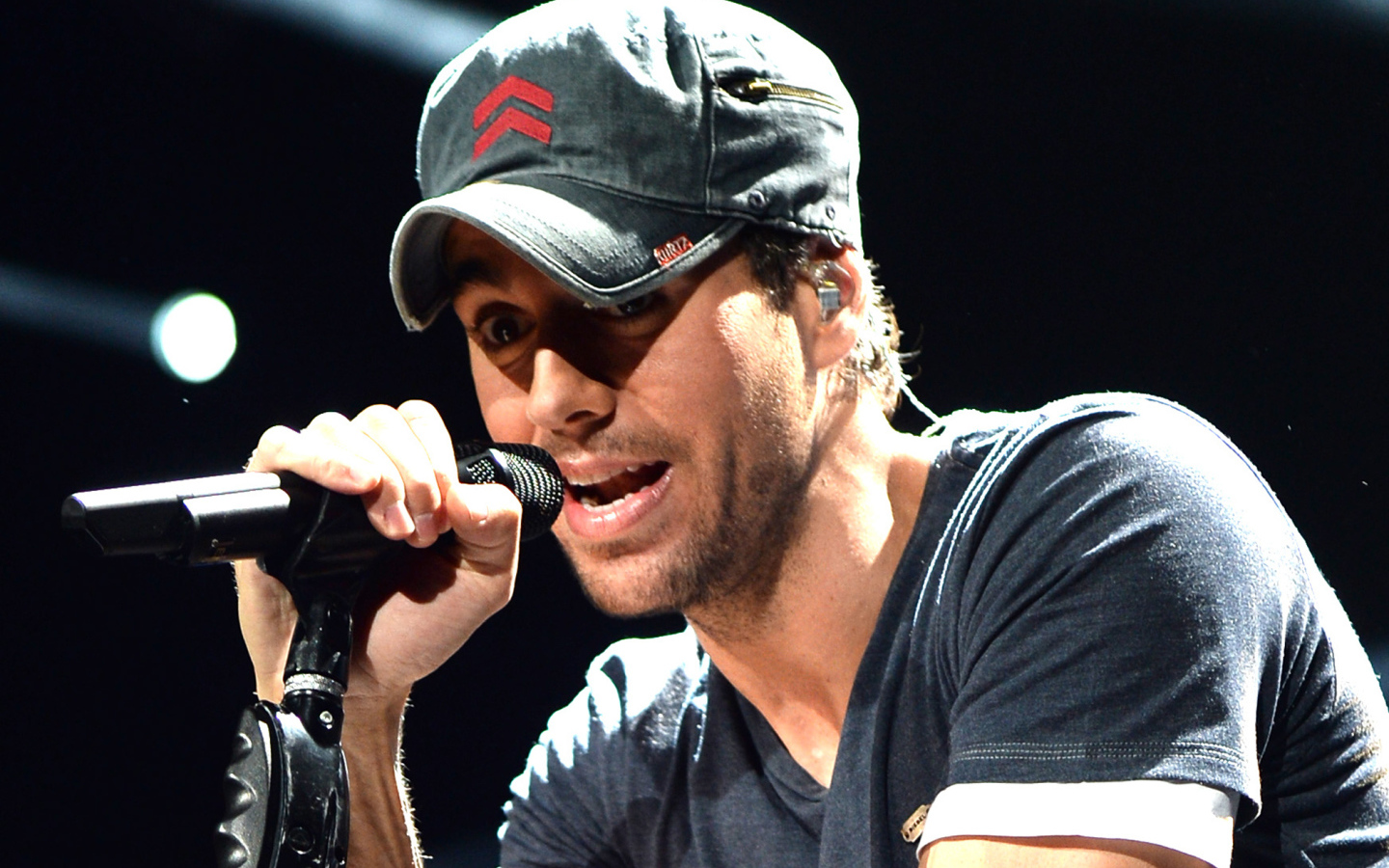 Энрике Иглесиас на сцене