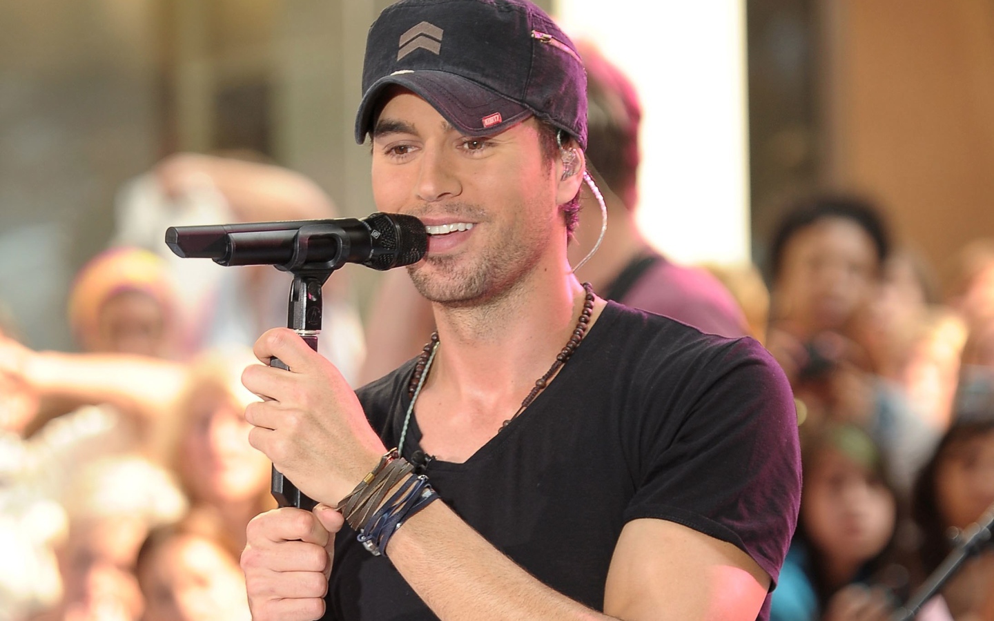 Энрике Иглесиас с микрофоном