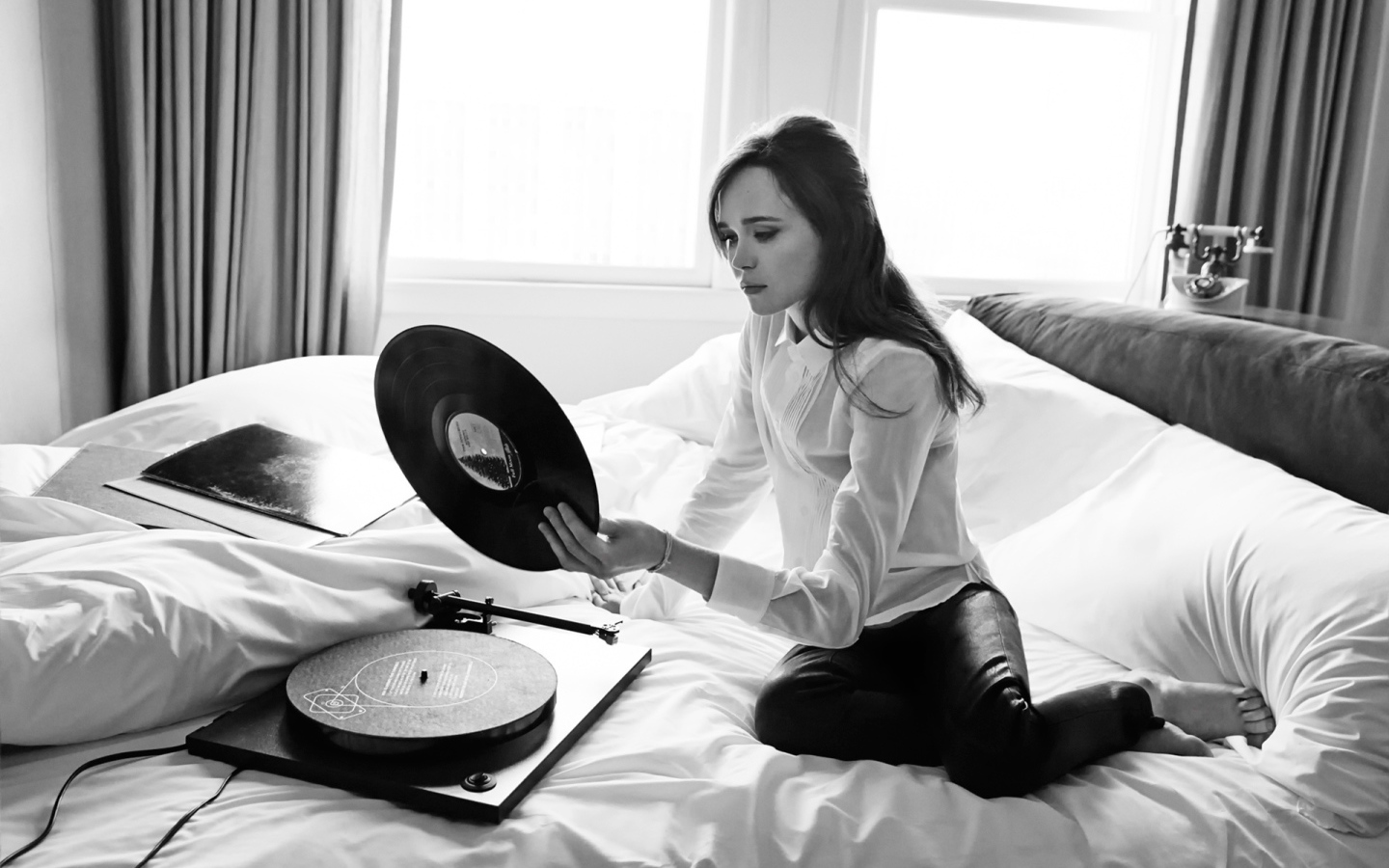 Девушка ставит пластинку