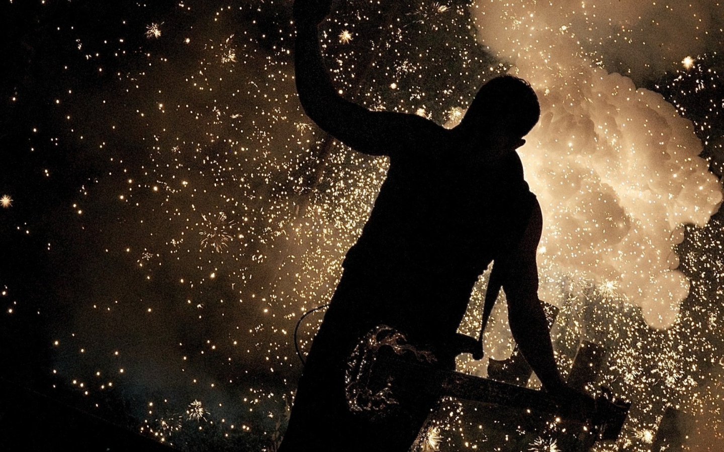 Гитарист на фоне искр