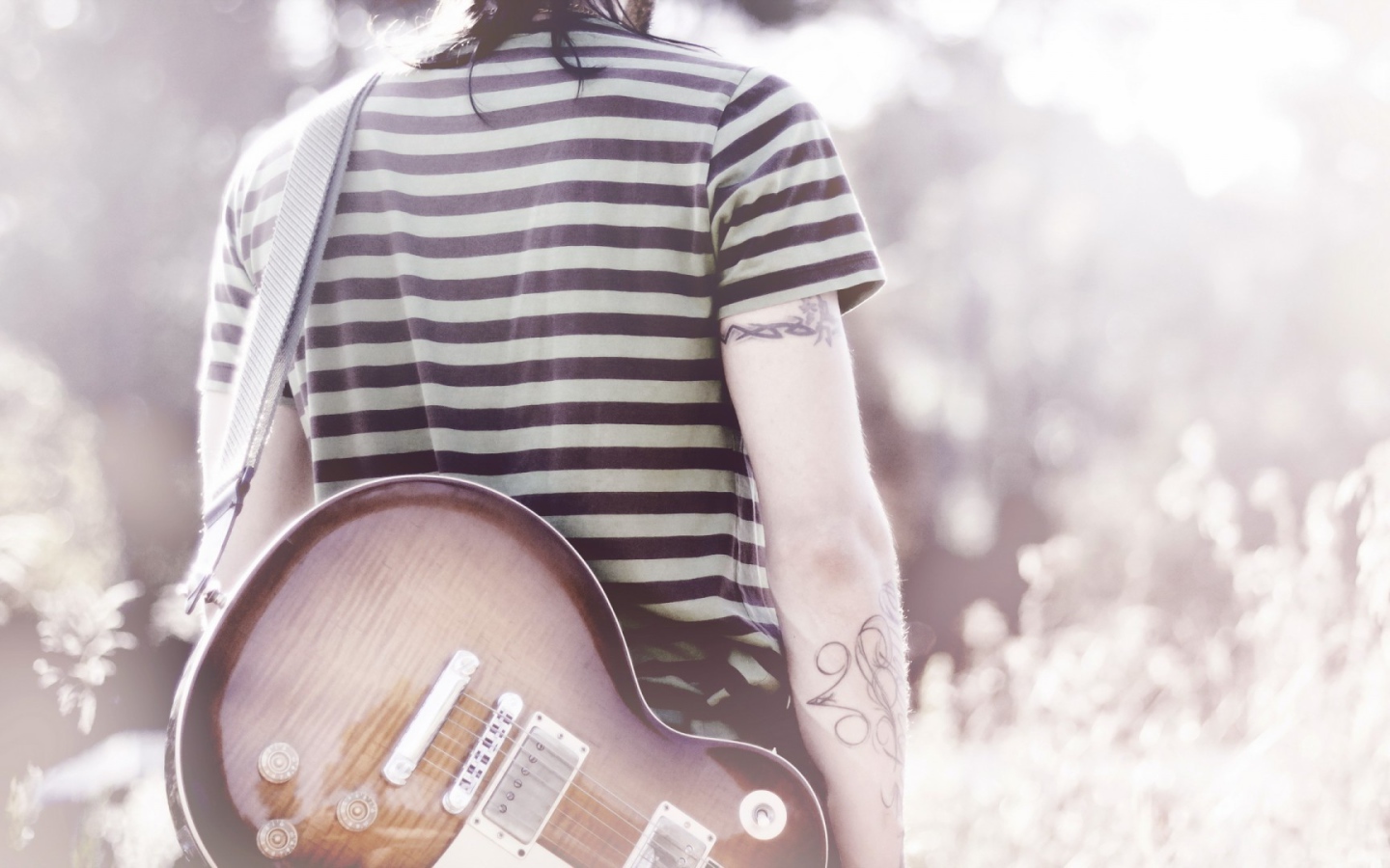 Гитарист в тельняжке