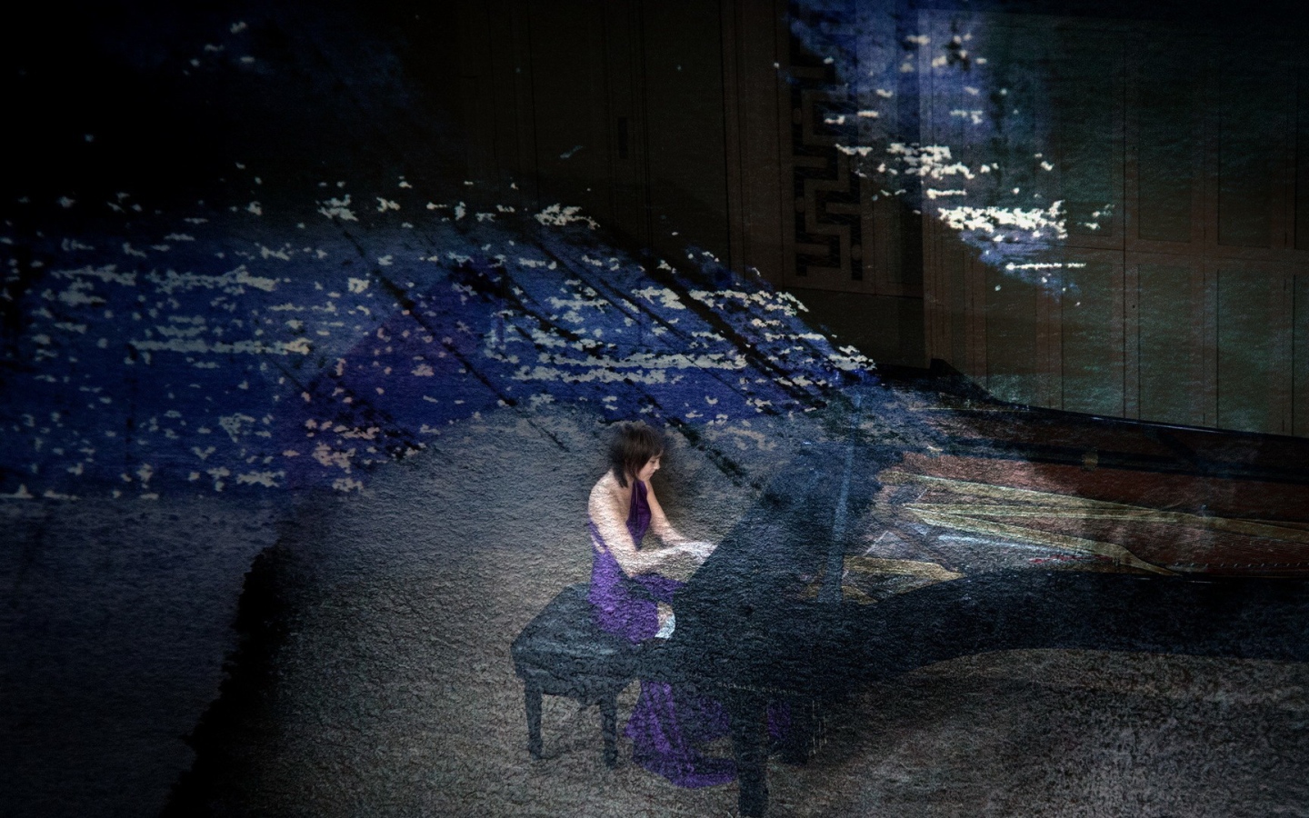 Образ девушки и рояль