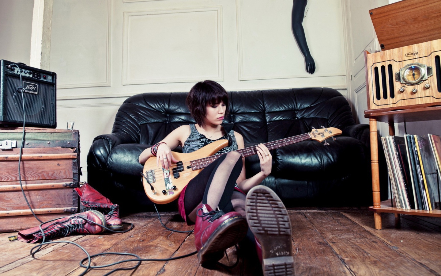 Kожаный диван и бас гитара