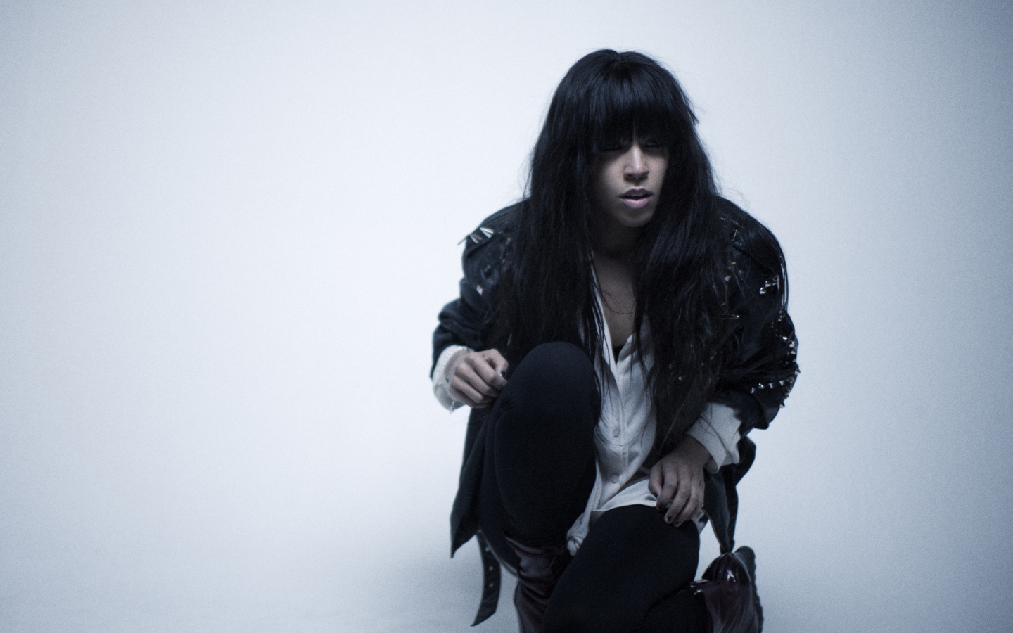 Loreen в черной куртке