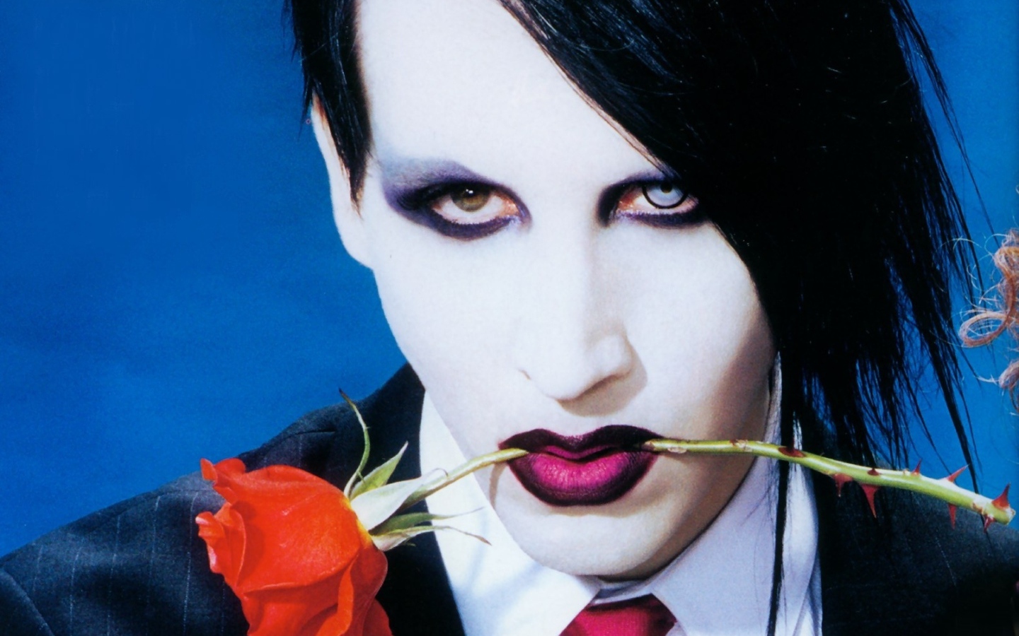 Marilyn Manson с розой в зубах