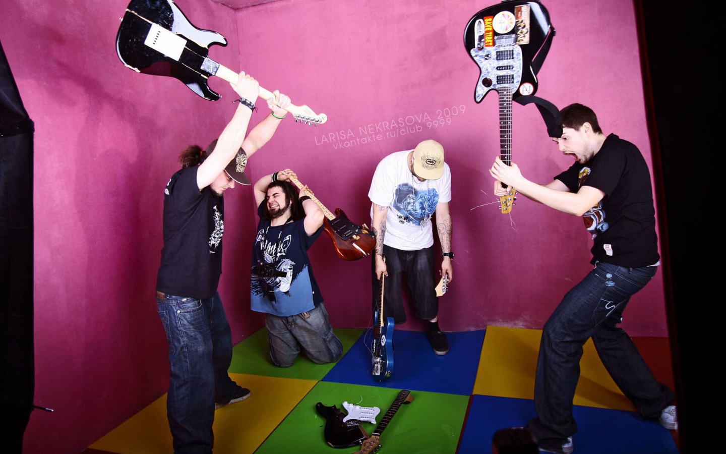 Noize MC ломает гитару