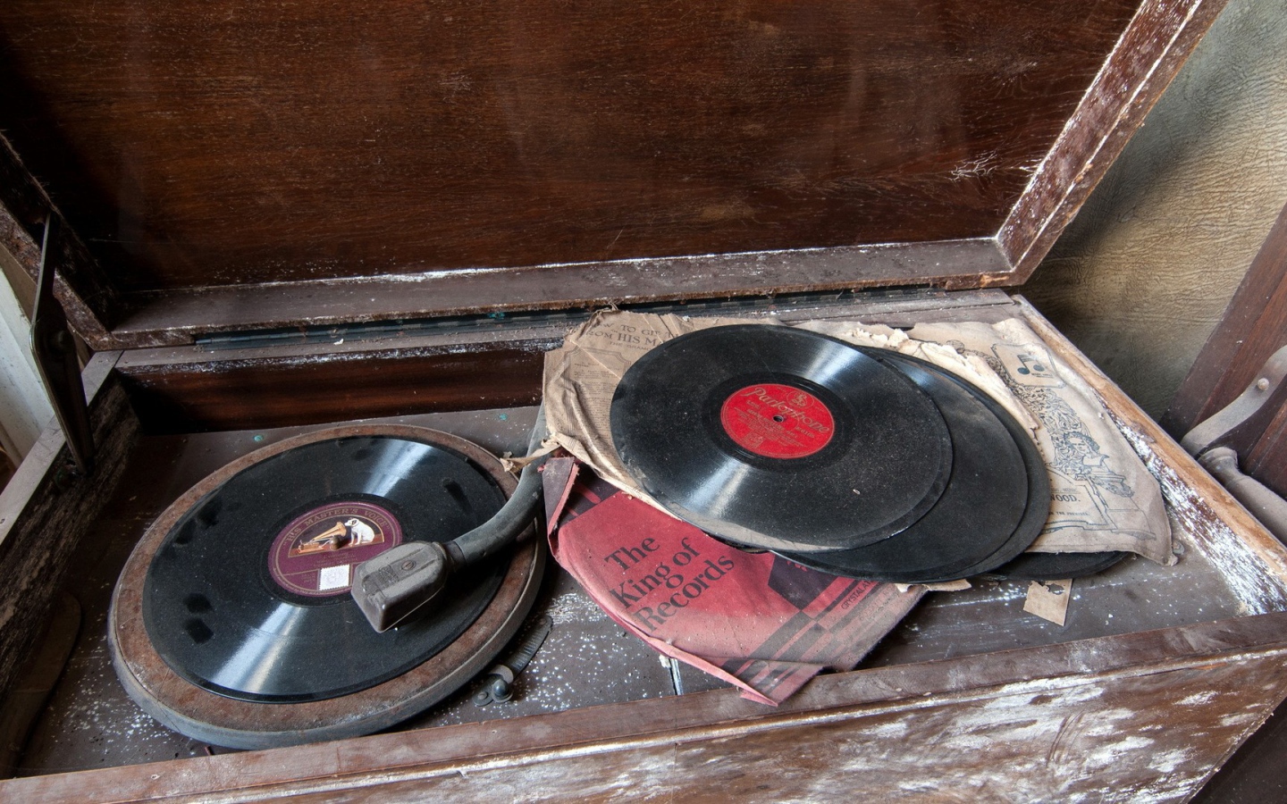 Старые пластинки в пыли