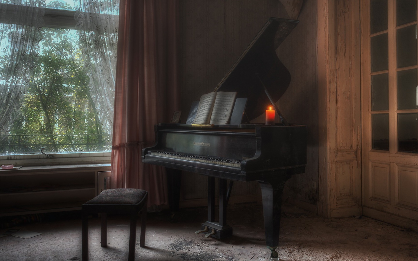 Pояль у окна