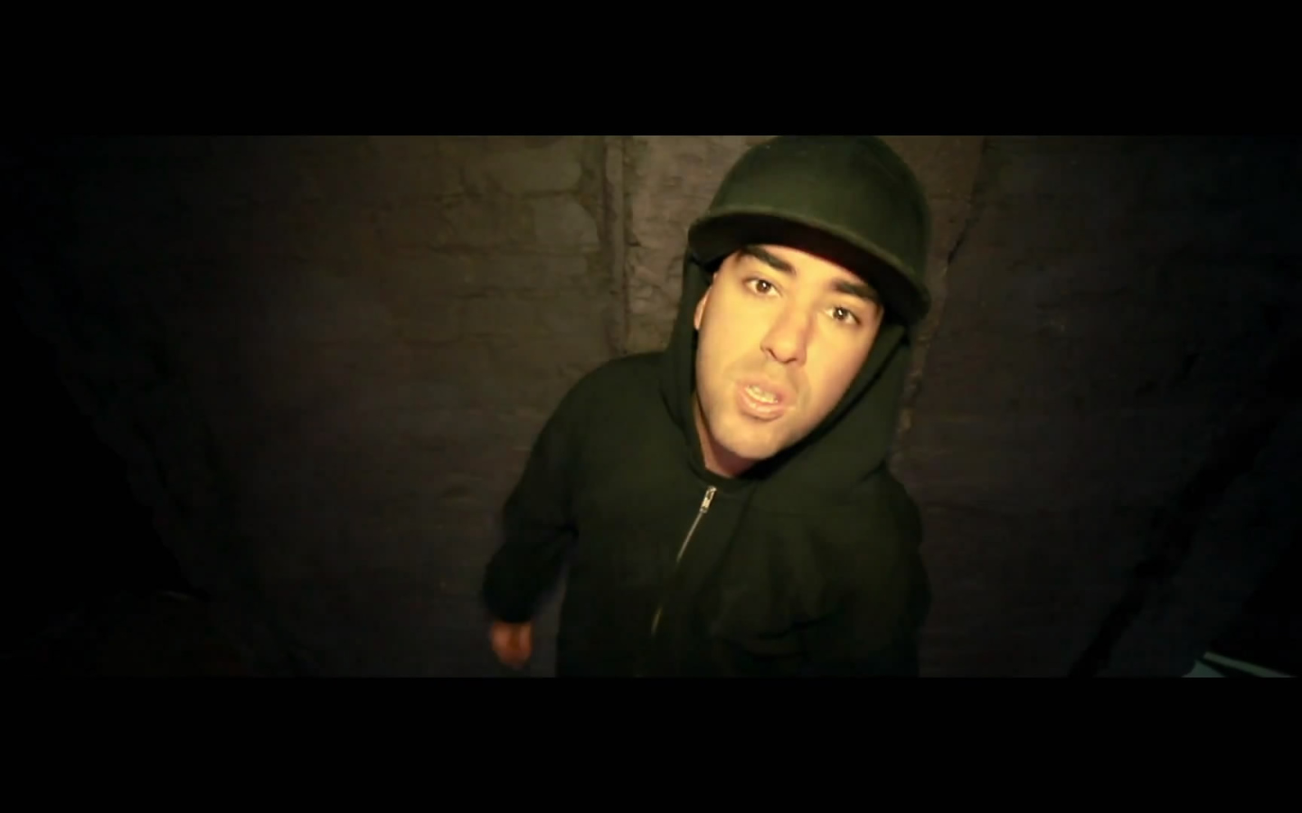 SLIM в своем новом клипе