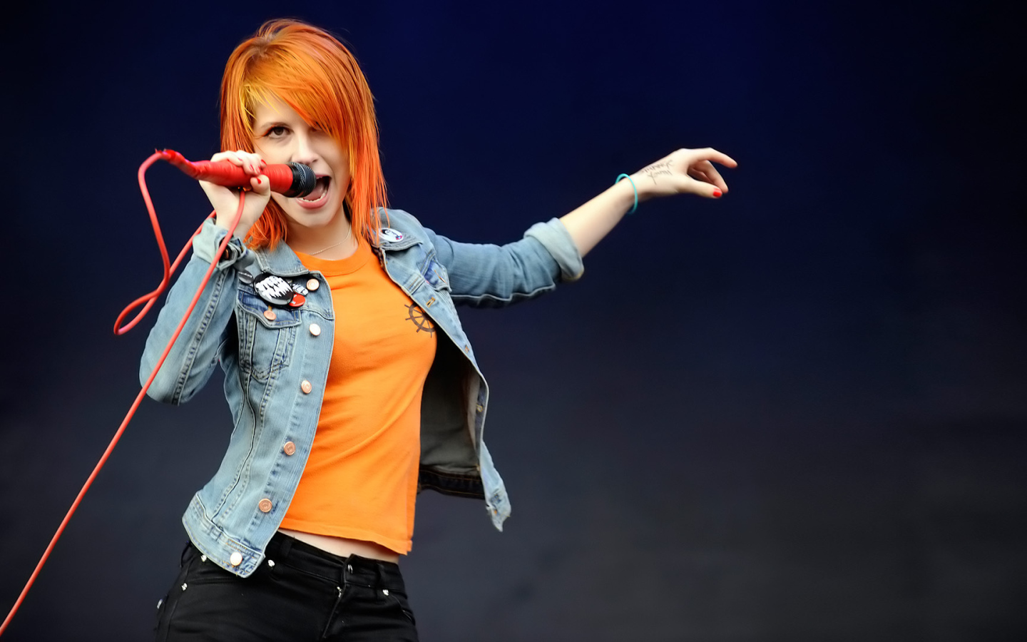 Певица Виллиамс с микрофоном