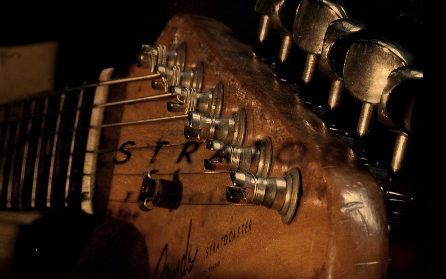 Гриф гитары со струнами