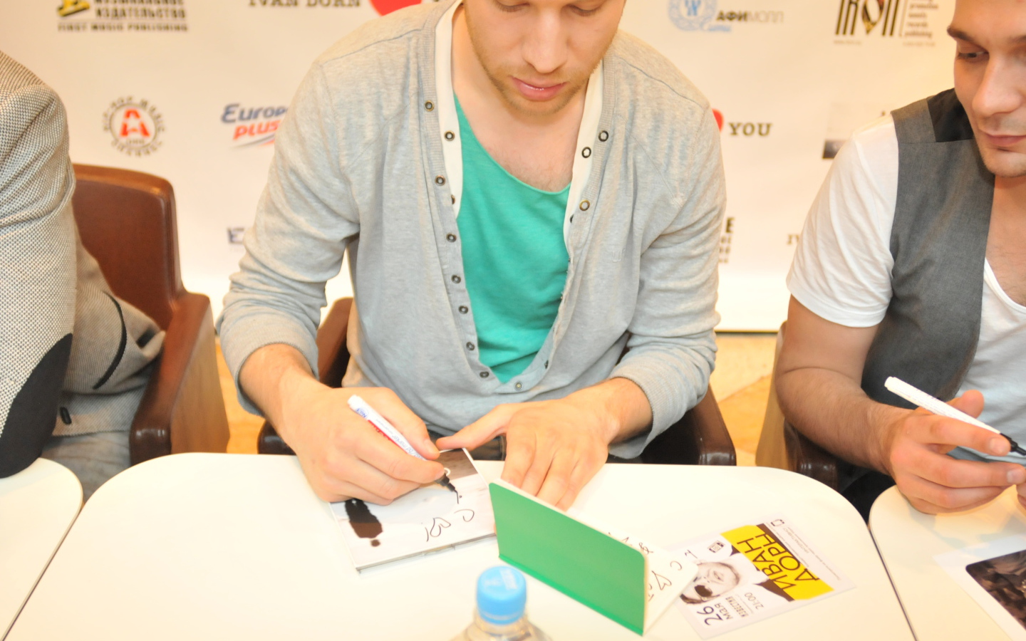 Иван Дорн раздает автографы