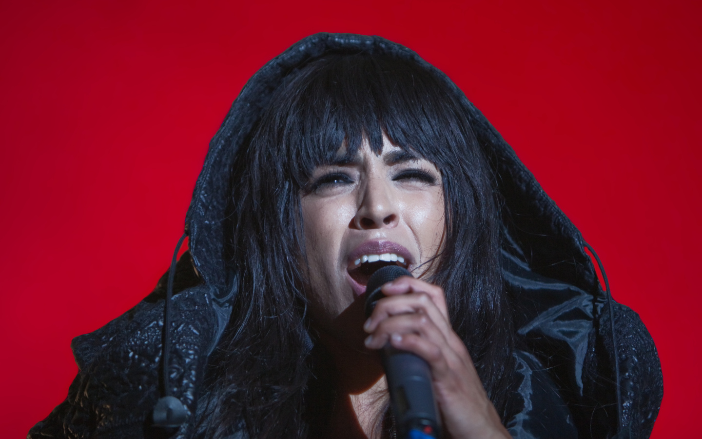 Loreen поет на красном фоне